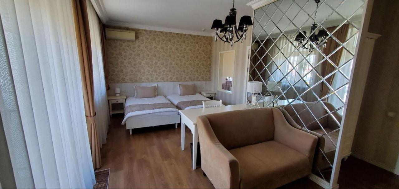 De Gaulle Boutique Hotel ハルキウ エクステリア 写真